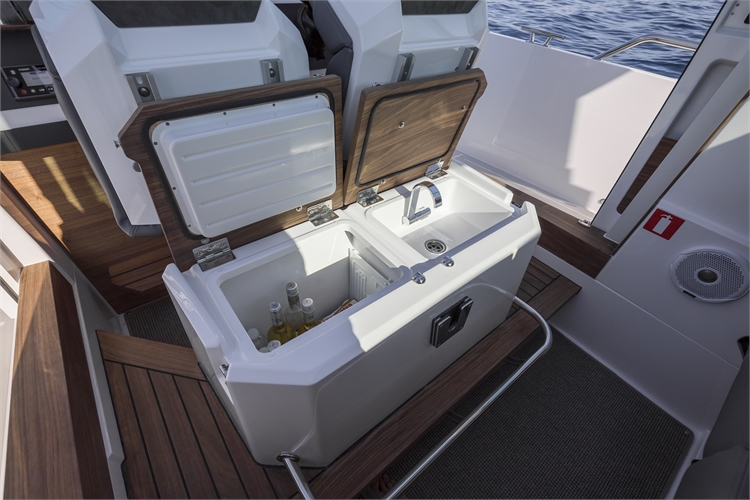Axopar 28 cabin
